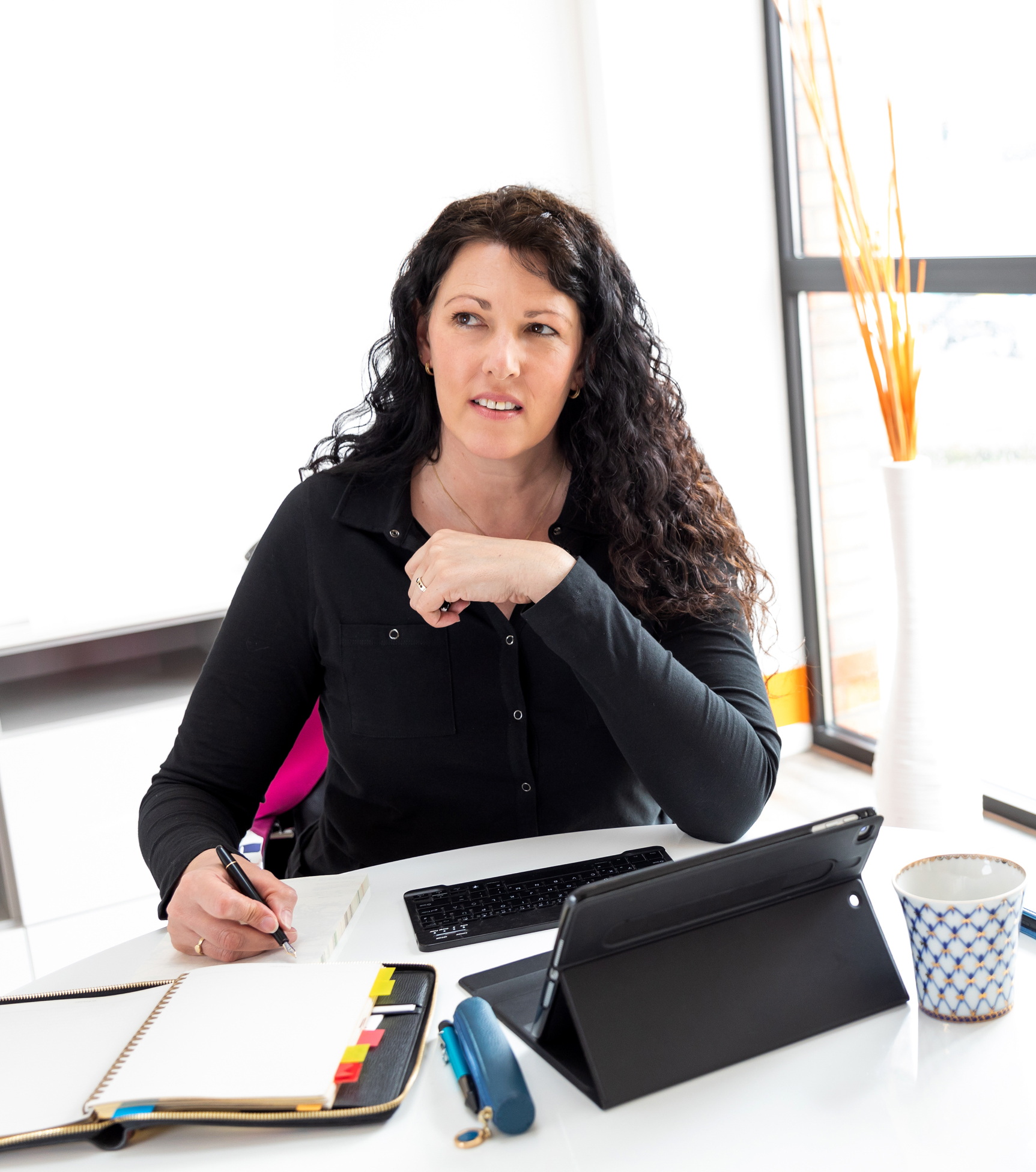 services-04 DKB Nachdenklich Am Tisch